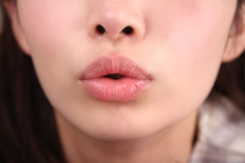 「【VR】無理矢理ウチへ押しかけて来た後輩女子大生のポテッとした誘惑リップ 葉月みりあ」03