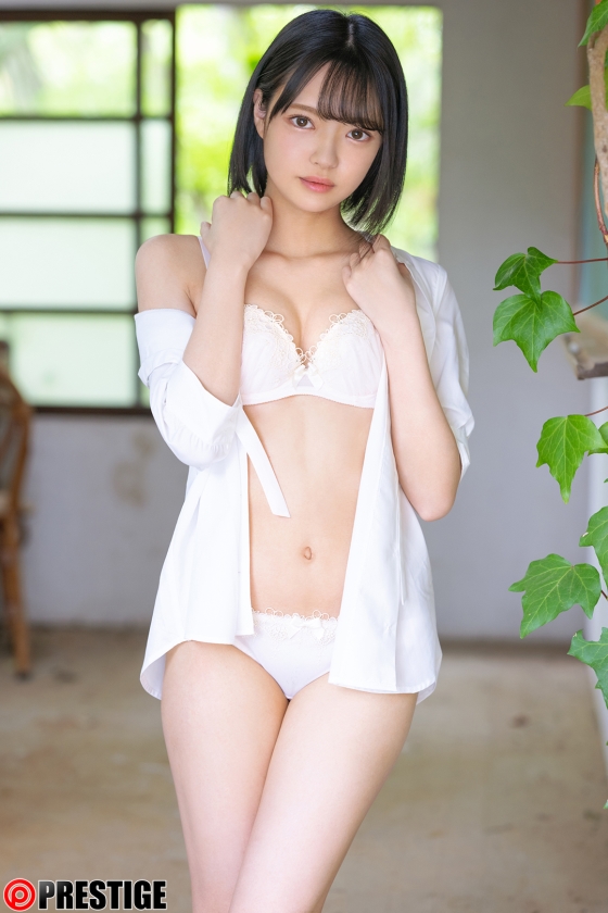 「新人 プレステージ専属デビュー つぶらな瞳で見つめられると0.2秒で好きになる！ 粒楽あむ」01