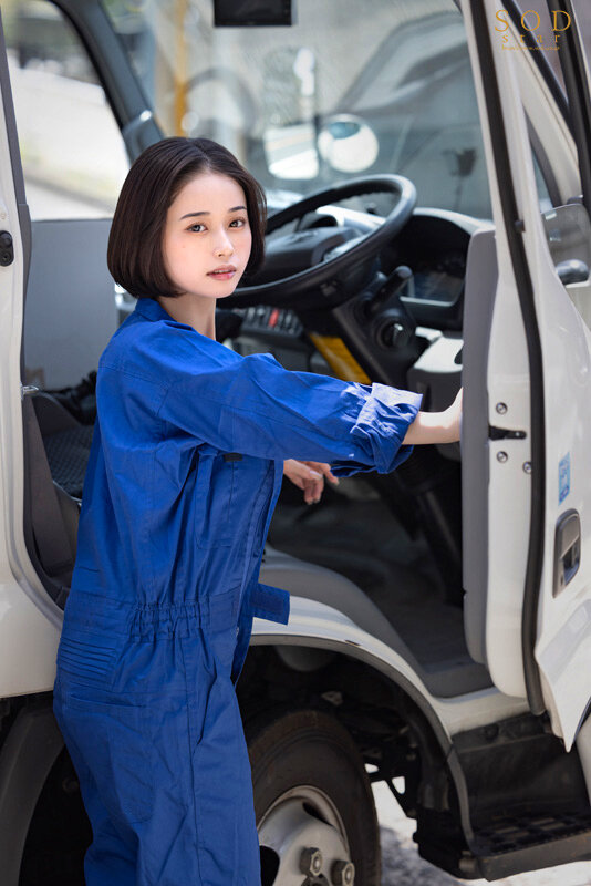 「配送中NTR 既婚ベテランドライバーの配送に付いて回るうち車中で襲われてしまった新婚人妻 MINAMO」01