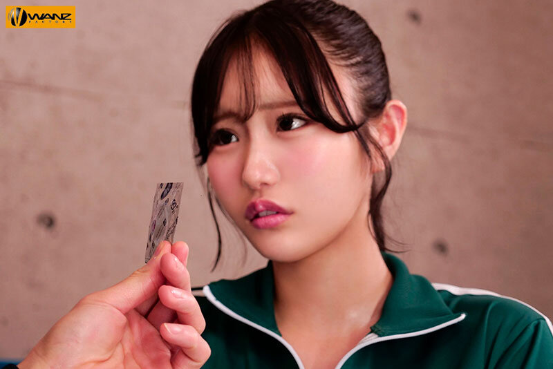 「【独占】【予約】コンドームが破れてまさかの生ハメ！超加速するピストンで何度も中出し！ 鈴の家りん」01